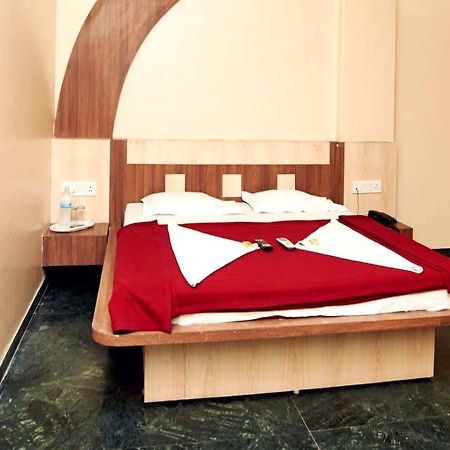 Hotel Three G Shirdi Esterno foto