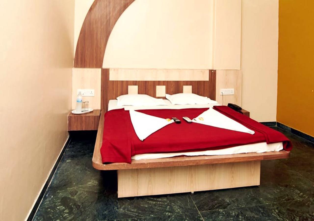 Hotel Three G Shirdi Esterno foto