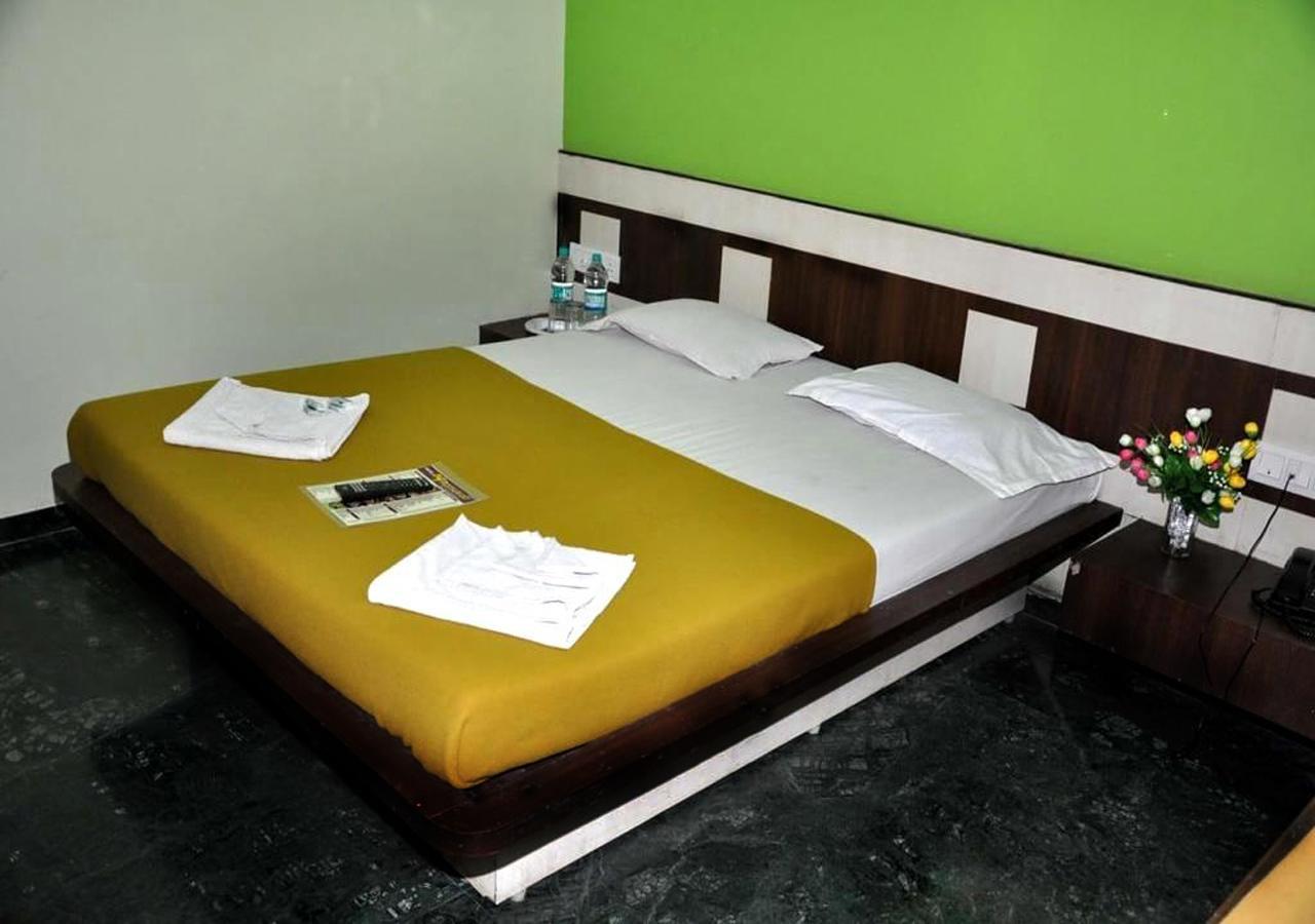 Hotel Three G Shirdi Esterno foto