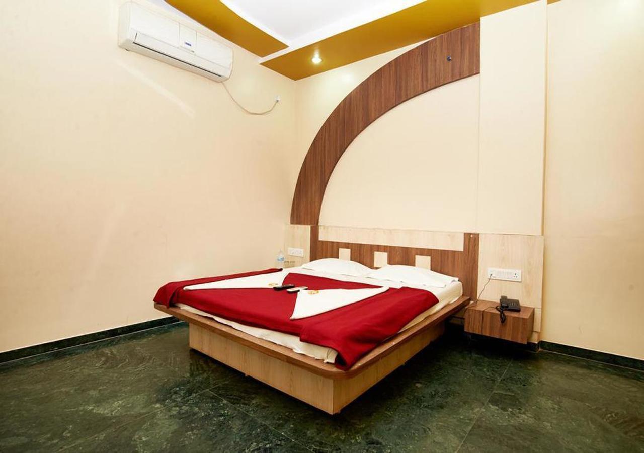 Hotel Three G Shirdi Esterno foto