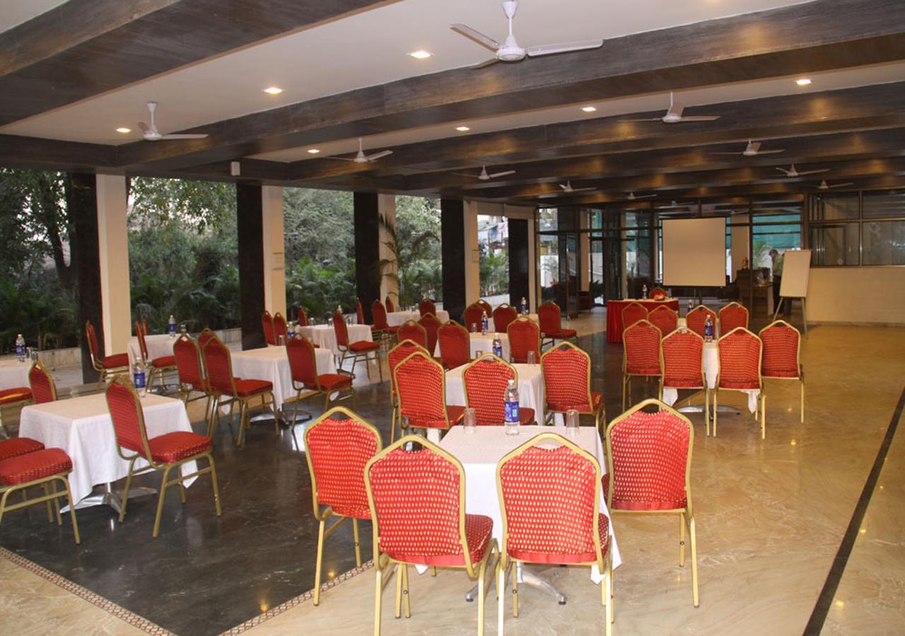 Hotel Three G Shirdi Esterno foto