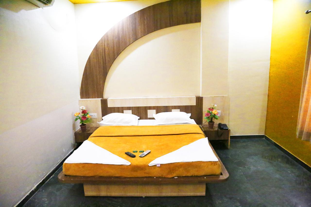 Hotel Three G Shirdi Esterno foto