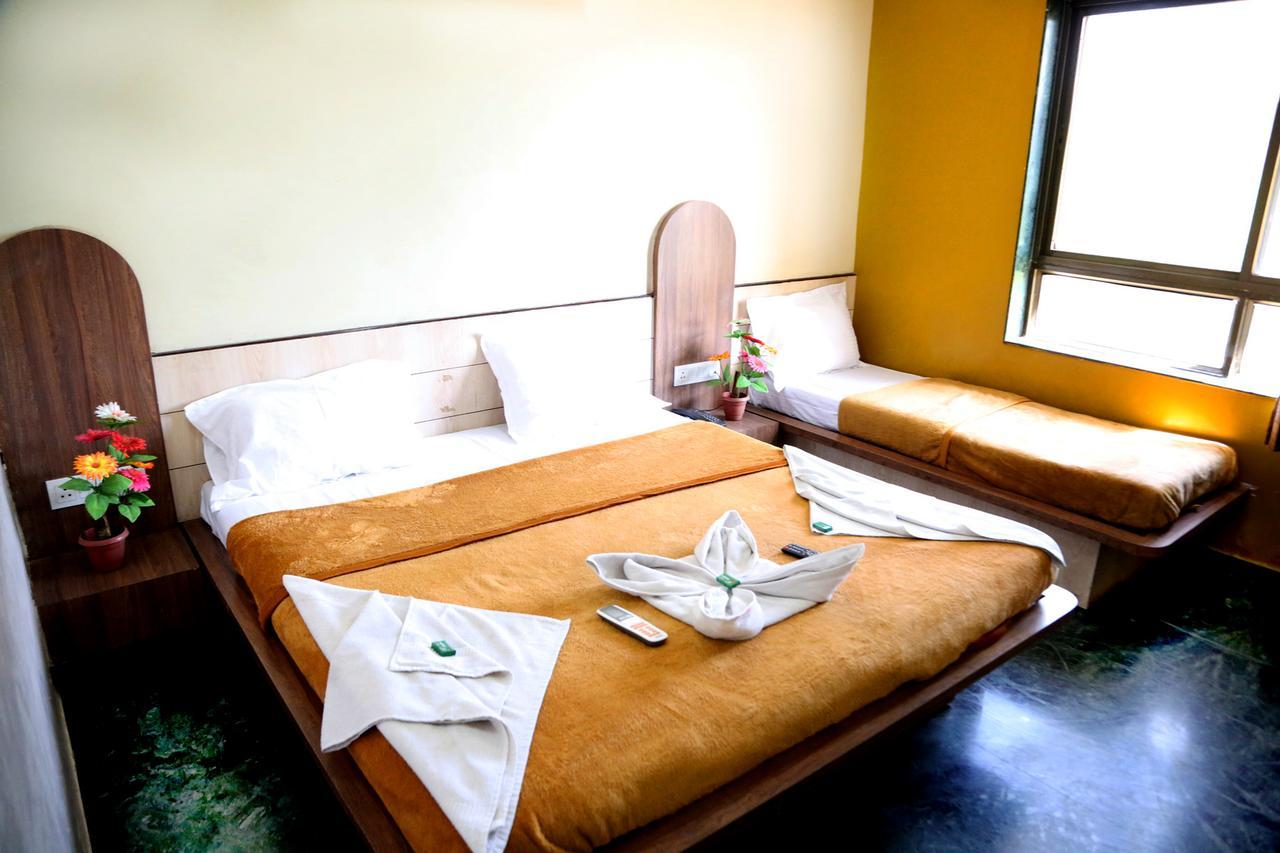 Hotel Three G Shirdi Esterno foto