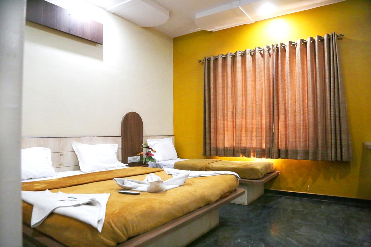 Hotel Three G Shirdi Esterno foto